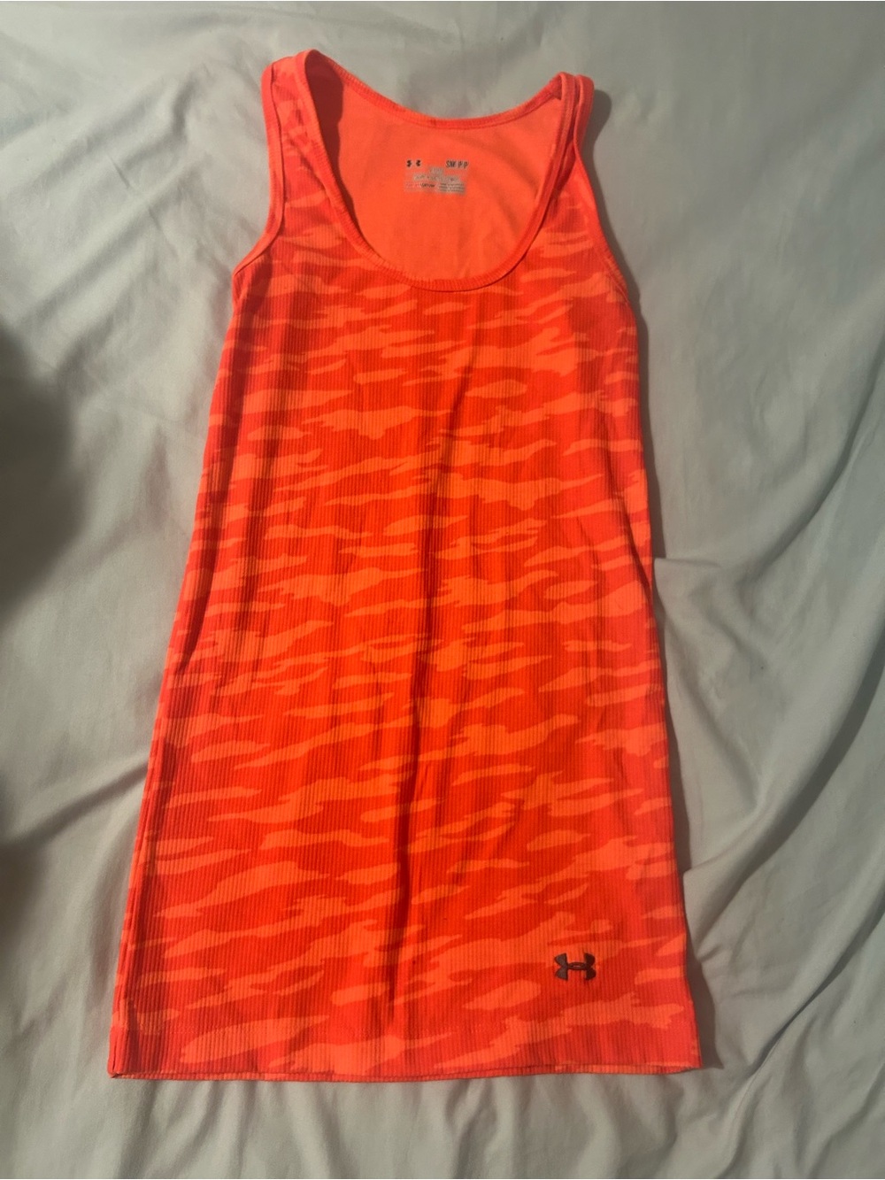 Women’s neon orange under armour fitted camo print tank top small workout heat g